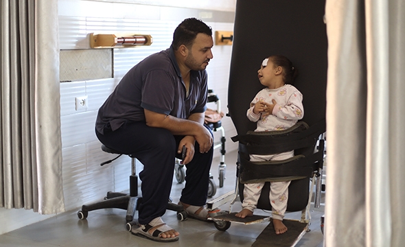 Mirna på tre år står sammen med pappaen sin på sykehuset.