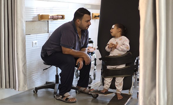 Mirna på tre år står sammen med pappaen sin på sykehuset.