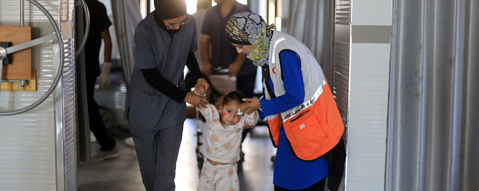 Mirna tre år får hjelp til å gå igjen.