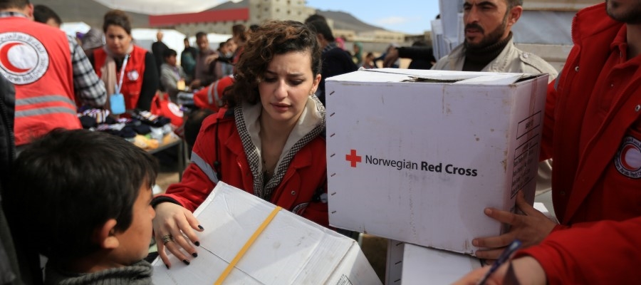 Frivillige deler ut mat i Syria