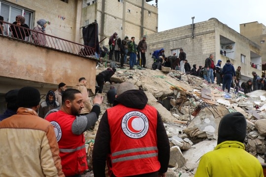 Frivillige bistår etter et jordskjelv i 2023.