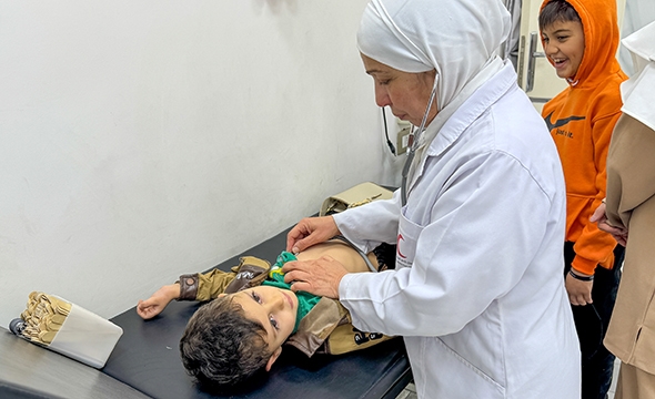 Foad undersøkes på helseklinikk i Aleppo.