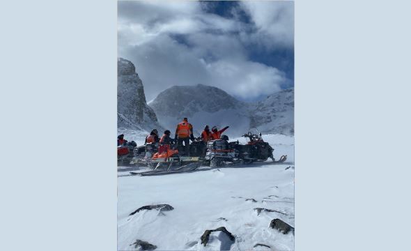 Snøscooterer om mannskap fra Hjelpekorpset er i en snødekket fjellheim