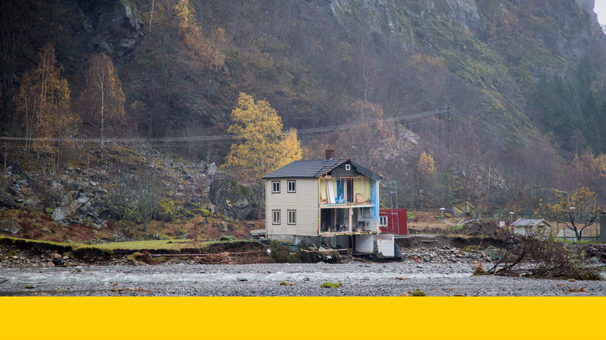 Et hus delt i to av flom