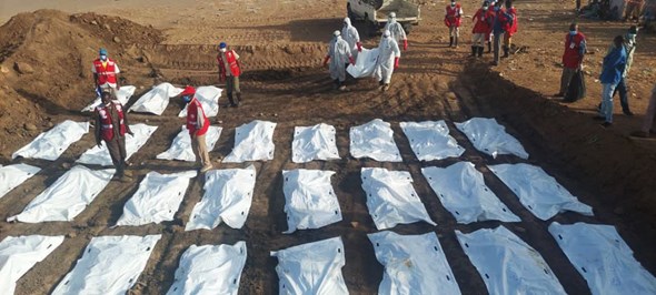 Frivillige fra Røde Kors sørger for at døde fra kampene i Khartoum begraves sikkert.