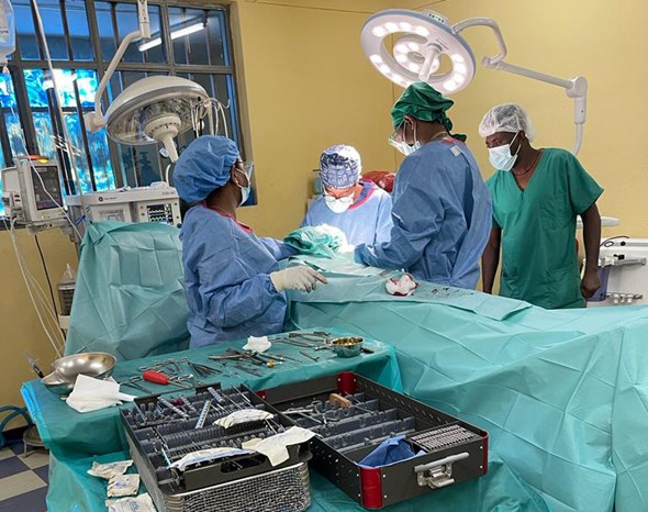 Et kirurgisk team opererer en pasient