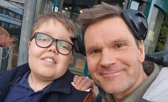 Nærbilde av Øystein Pettersen  med Trygve, en av deltakerne i Team Pølsa.