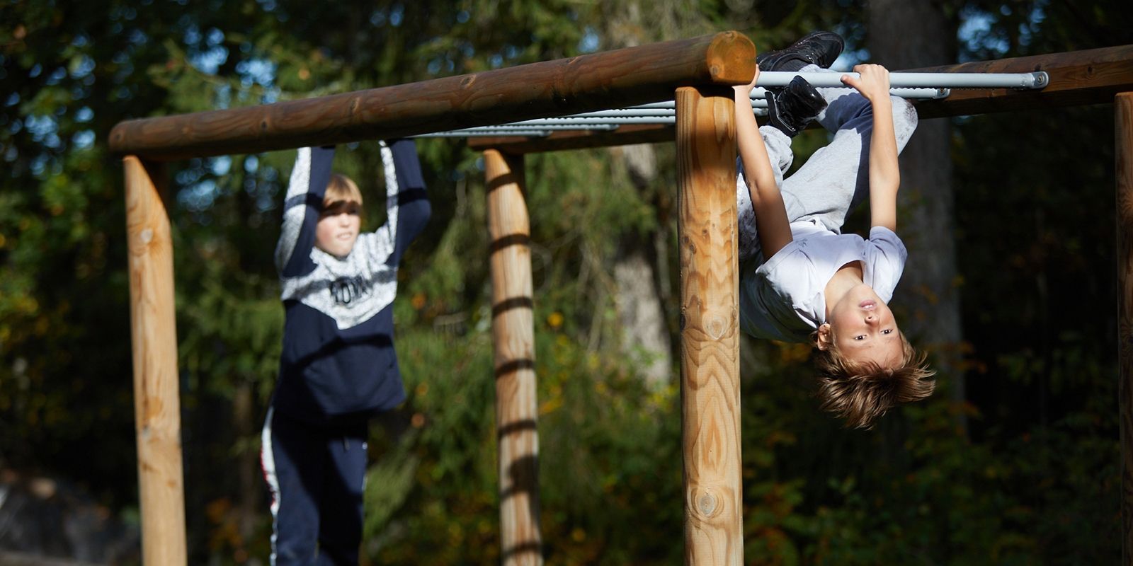Barn i lekestativ, ute, ettermiddag