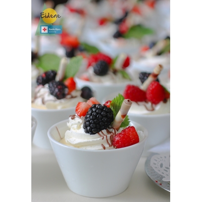 Dessertskåler med jordbær og bjørnebær med is