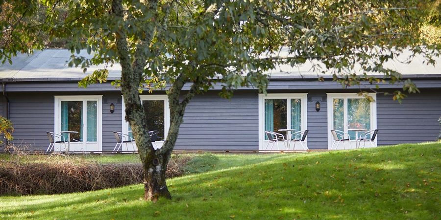 Hus fasade i lys gråblå en høstdag