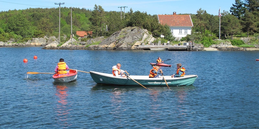 Barn i robåter sol, sommer