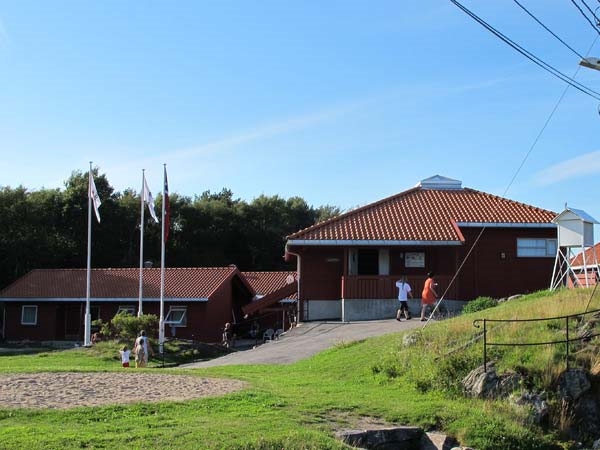 Brunt stort hus, blå himmel, sommer