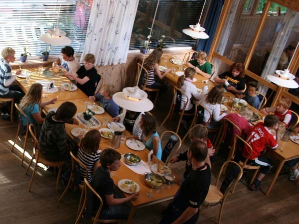 Overblikk matsal med barn som spiser