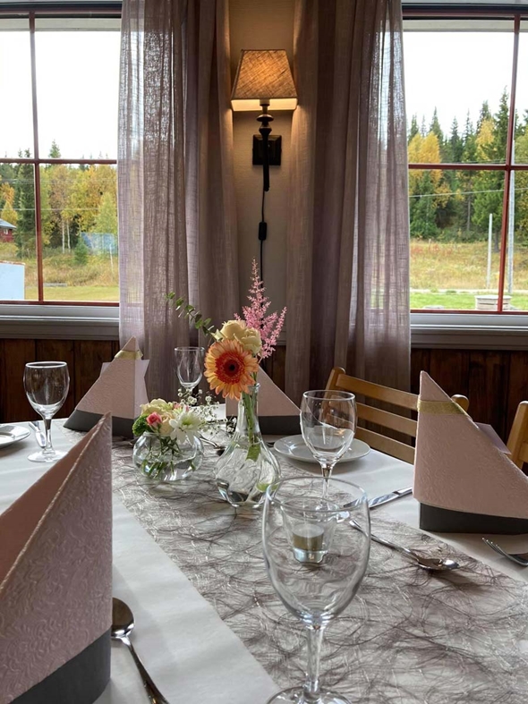 Pent dekket bord, utsikt mot skog