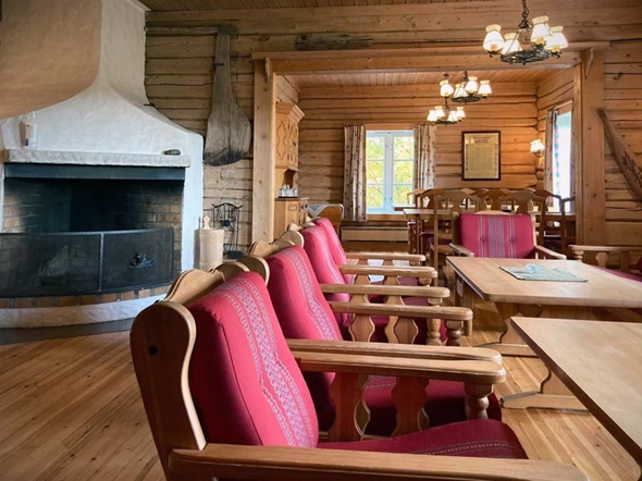 Laftet interiør peisestue