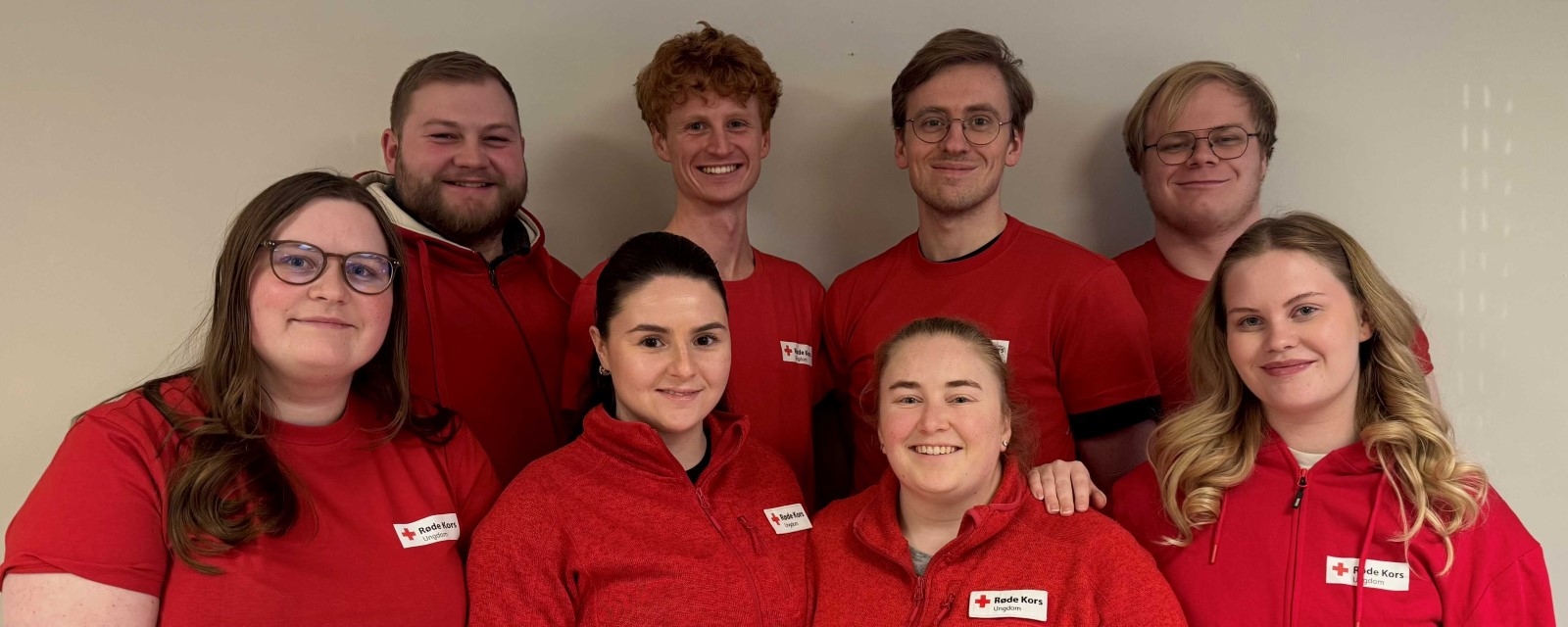 Gruppebilde med åtte unge mennesker.