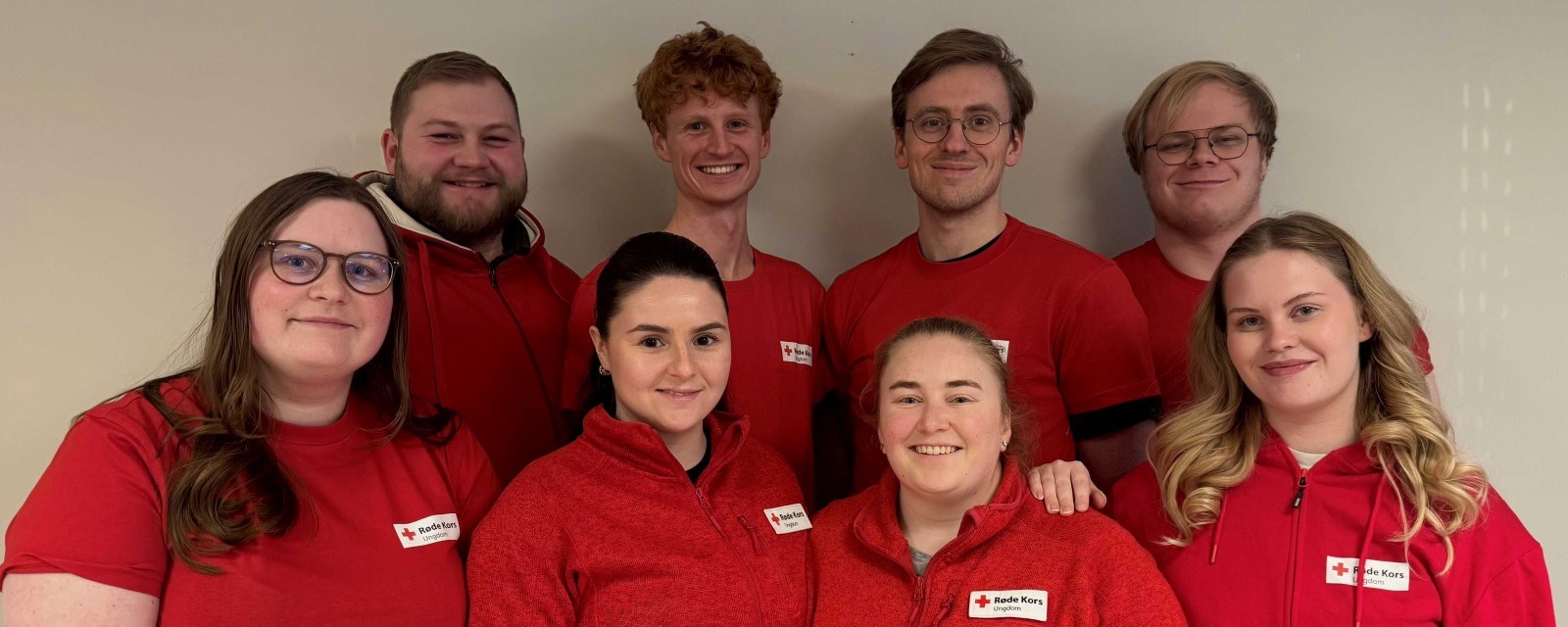 Gruppebilde med åtte unge mennesker.