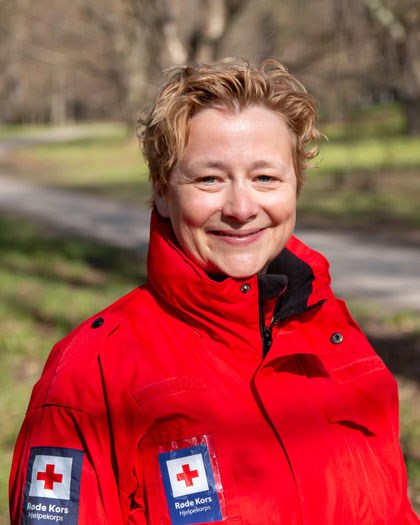 Kjersti Løvik i rød Røde Kors-jakke