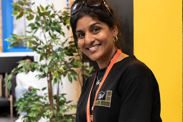 Dame ser inn i kamera og smiler