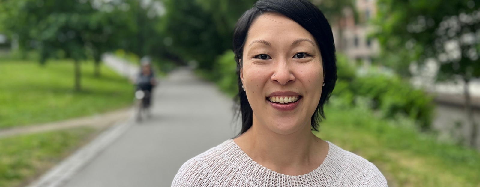 Dame smiler i kamera ute