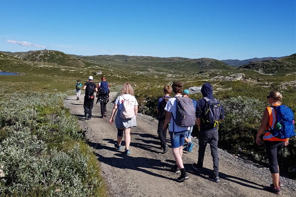 Barn på tur i fjellet