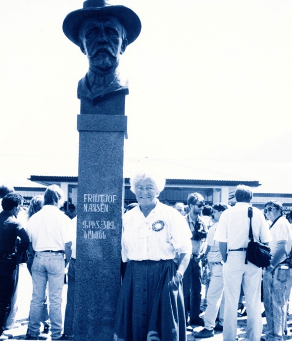 Eldre dame ved siden av FN monumentet