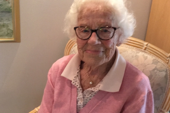 Eldre dame ser i kamera