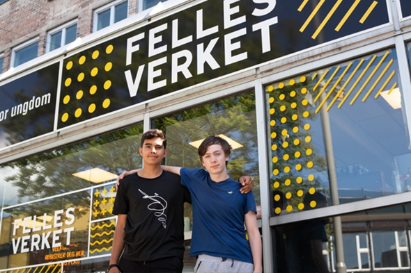 To gutter står foran Fellesverket i Drammen