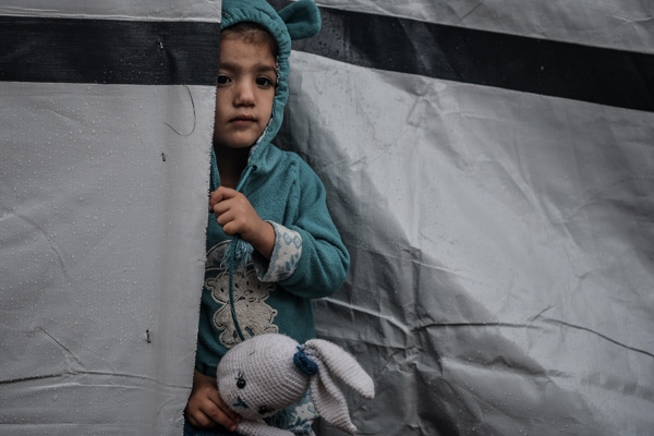 Barn gjemmer seg i telt på Gaza under krigen