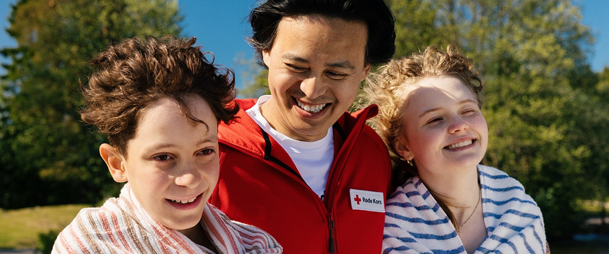 viser bilder av røde kors frivillige i forskjellige situasjoner med deltakere