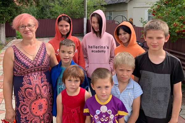 En hel familie med mange barn har flyktet i Ukraina