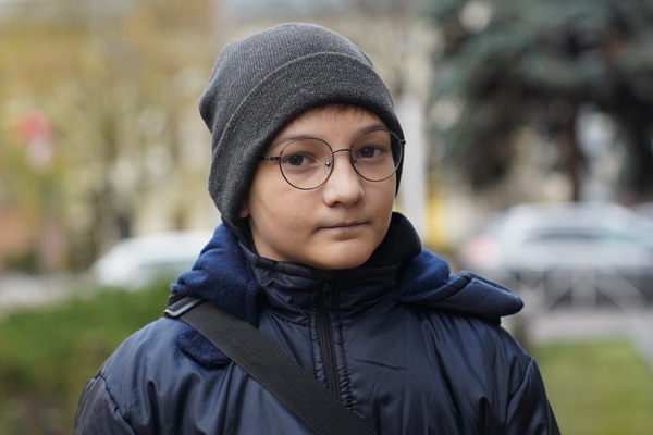 Gutt som har flyktet fra krigen i Ukraina