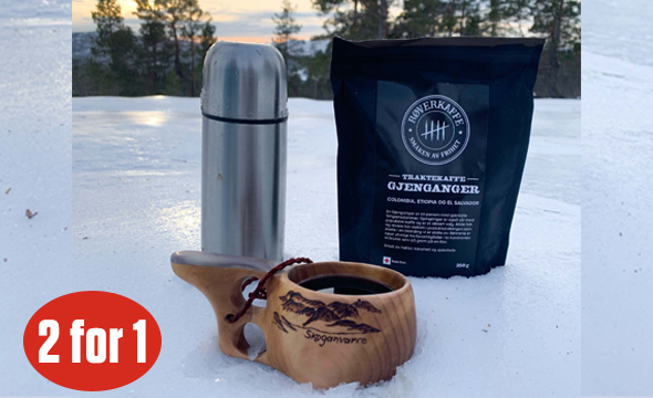 kaffepose, termos og kopp med kaffe på snø
