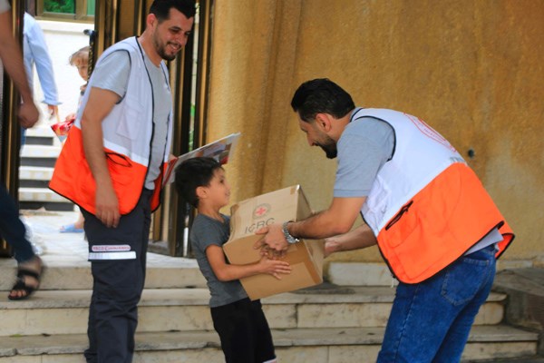 Frivillige deler ut nødhjelp i forbindelse med konflikten i Israel og Palestina.