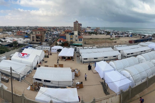 Oversiktsbilde av feltsykehus laget av hvit telt