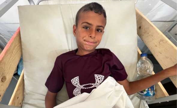 Yazan sitter i sykesengen på feltsykehuset.