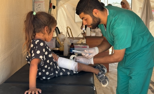 Jente får hjelp på feltsykehuset på Gaza.