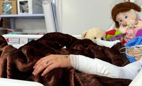 Det er lagt kosedyr i senga til en jente som er pasient på feltsykehuset