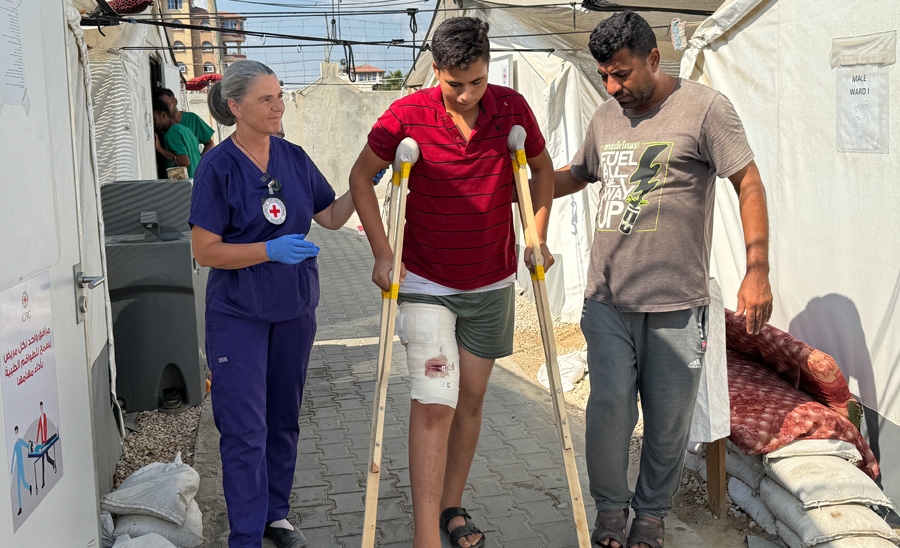 Gutt prøver krykker ut med sykepleier ved sin side