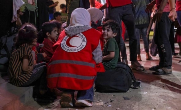 Frivillig hjelper barn som har flyktet fra Libanon