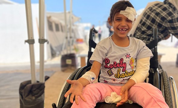 Liten jente med pustemaske på sykehuset