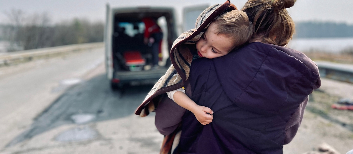 Mor holder et lite barn