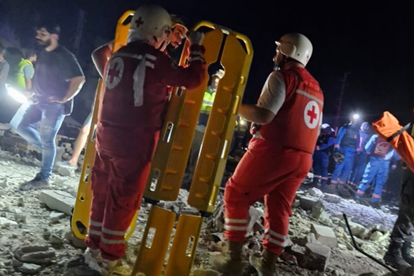 Røde Kors arbeidere med båre ut