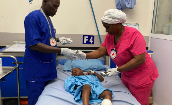 Aisha på 5 år får kirurgisk behandling