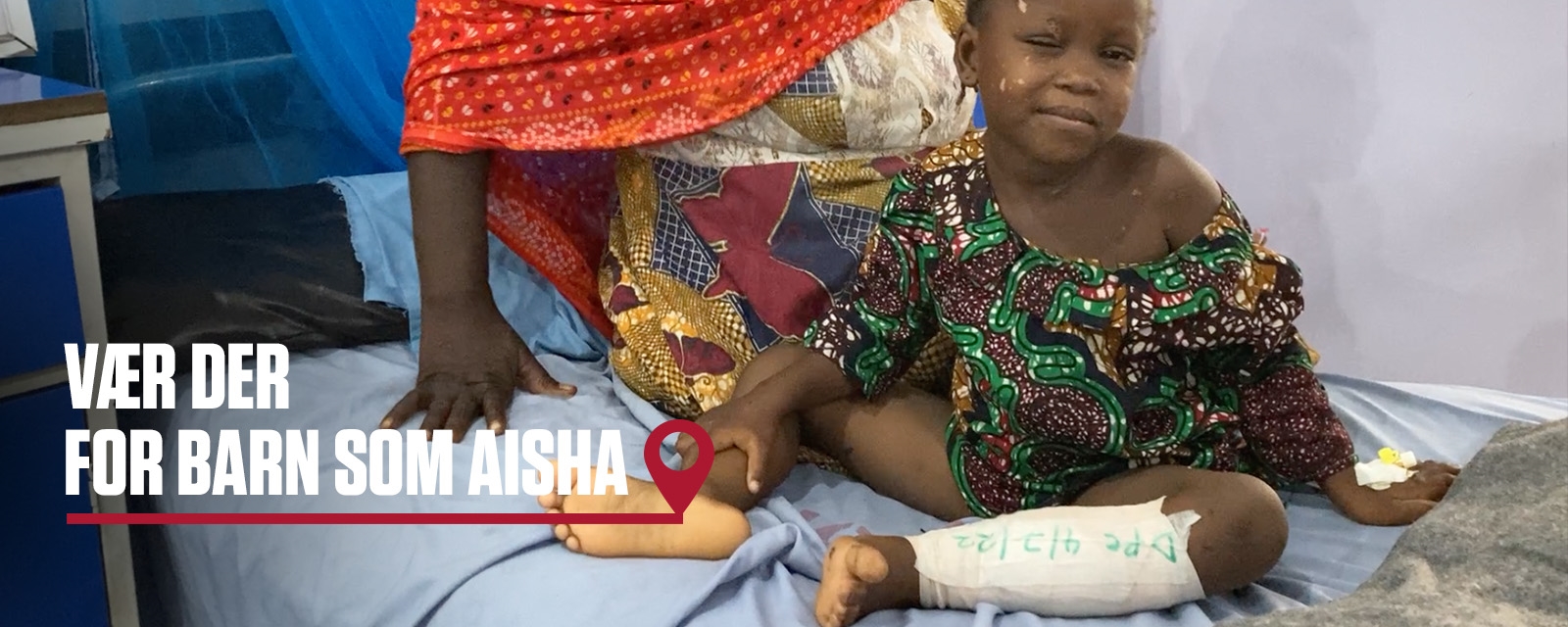 Lille Aisha på 5 år med gips på benet smiler til kamera. lvorlig skadet av en bombe. Barna rammes spesielt hardt i krig og konflikter. 