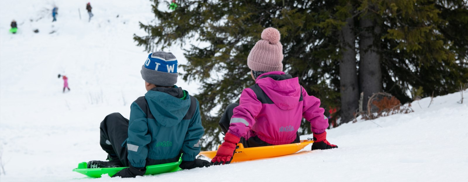 Barn som koser seg på ferie for alle med Skiturer, aking, slalom og bålkos.