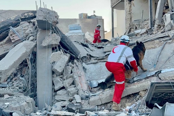 Frivillige fra Røde Halvmåne hjelper til å grave gjennom ras