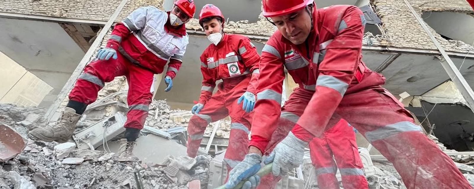 Frivillige fra Røde Halvmåne hjelper til å grave gjennom ras