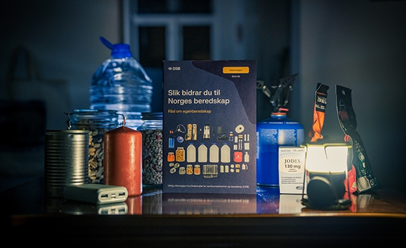 DSBs brosjyre om egenberedskap på en benk med utstyr