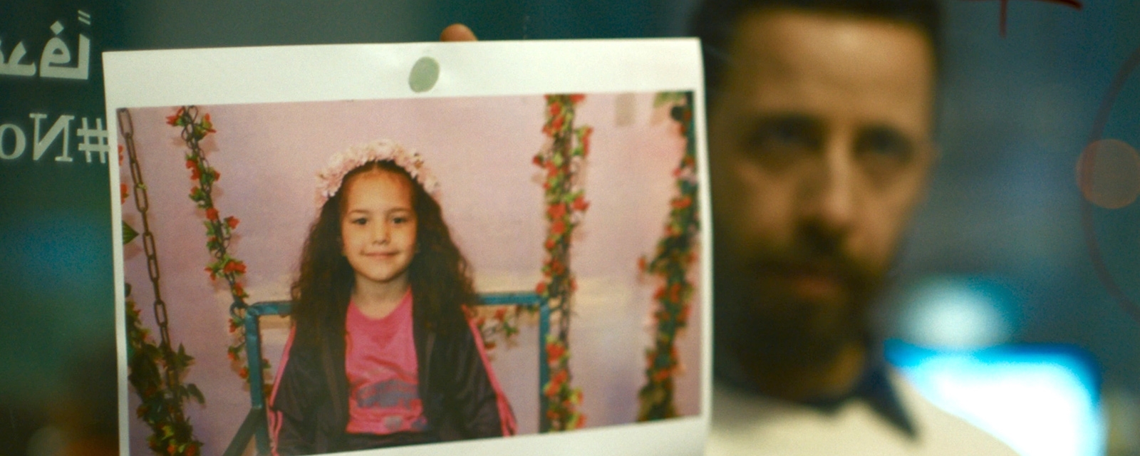 scene fra filmen der en mann viser frem et bilde av Hind Rajab